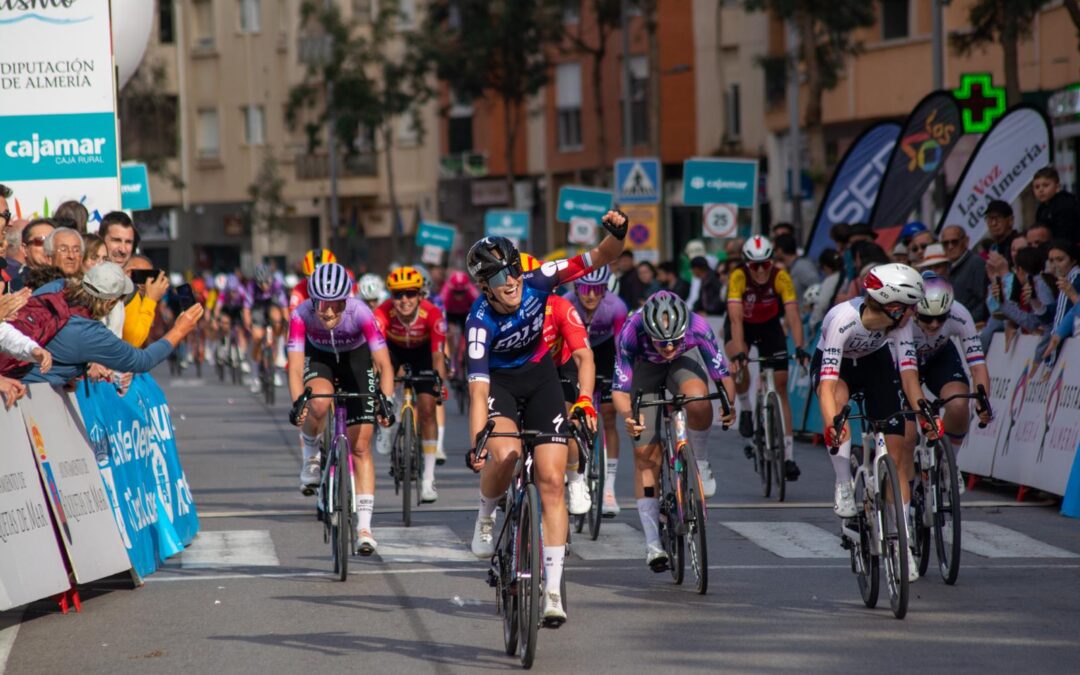 Ally Wollaston (FDJ-Suez) se impone al sprint en la III Clásica de Almería WE