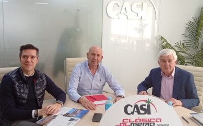 La cooperativa CASI, salida de la Clásíca de Almería femenina 2026
